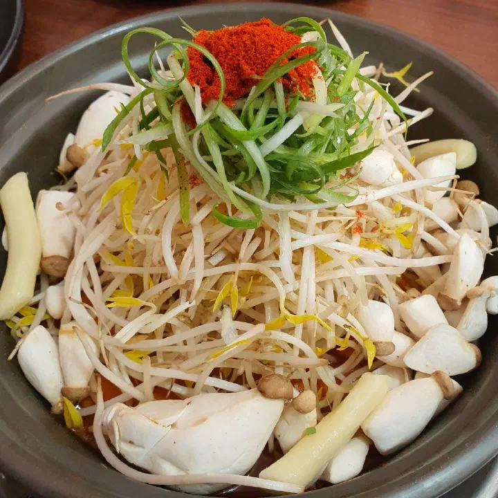 감동식당의 토기 그릇에 담긴 버섯과 콩나물 무침 요리를 위에서 클로즈업으로 찍은 사진