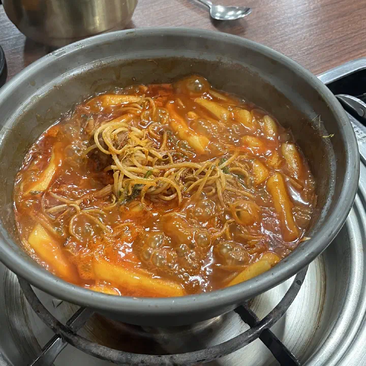 감동식당 노원본점에서 콩나물과 떡, 미트볼이 어우러진 매콤한 국물 떡볶이를 냄비째 끓이는 모습