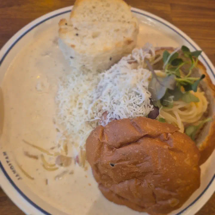 서양식당 빵 그릇 크림 파스타, 치즈 듬뿍 올린 스파게티와 바게트