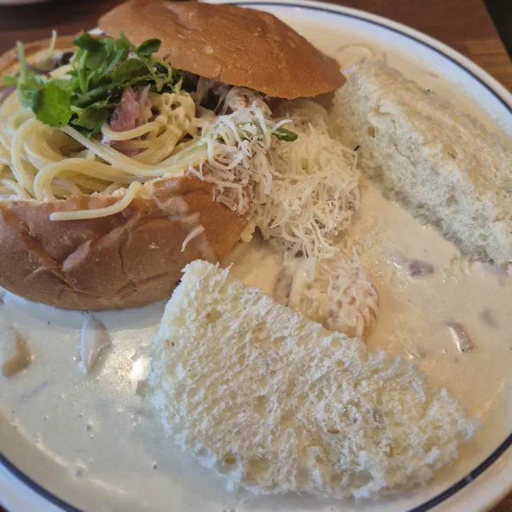 서양식당 빵 그릇 크림 파스타, 베이컨과 수북한 치즈 가루