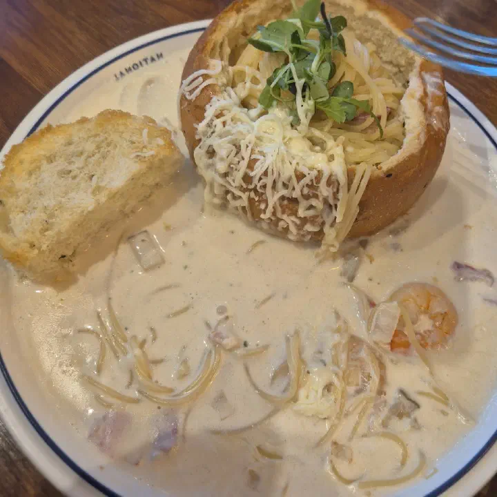 서양식당 빵 그릇 크림 파스타, 녹아내린 치즈와 새우 든 크림소스