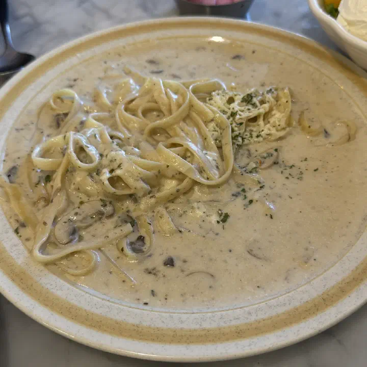 서양식당 크림 소스 페투치네, 얇게 썬 버섯과 파슬리 가루