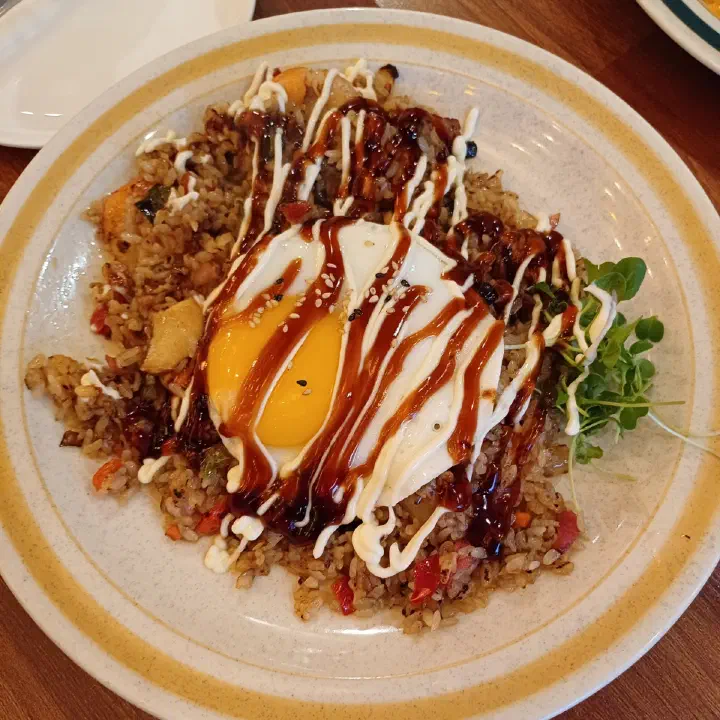 서양식당 새우베이컨 필라프, 소스와 마요네즈 뿌린 계란후라이