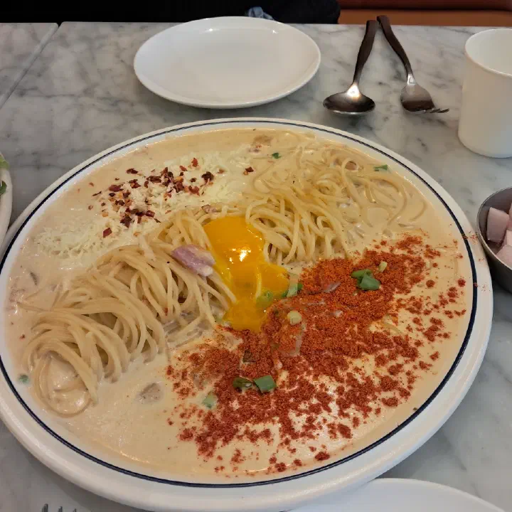 서양식당 매콤까르보나라, 노른자와 붉은 가루 얹은 크림 파스타