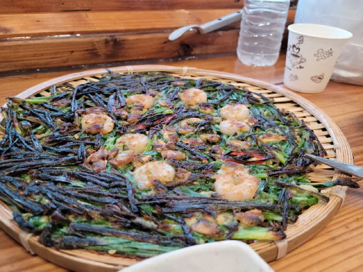 가장자리가 바삭하게 부쳐진 나사리식당 해물부추전 한 판