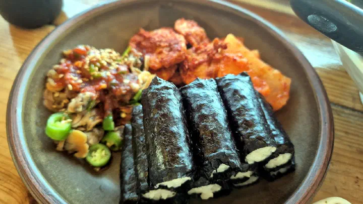 양념 꼬막무침과 석박지가 함께 나오는 나사리식당 꼬막충무김밥