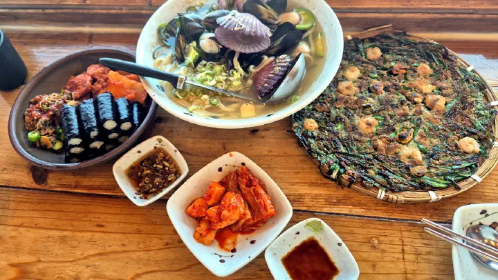 나사리식당 세트 메뉴 한상, 해물왕칼국수와 해물부추전 꼬막충무김밥 반찬
